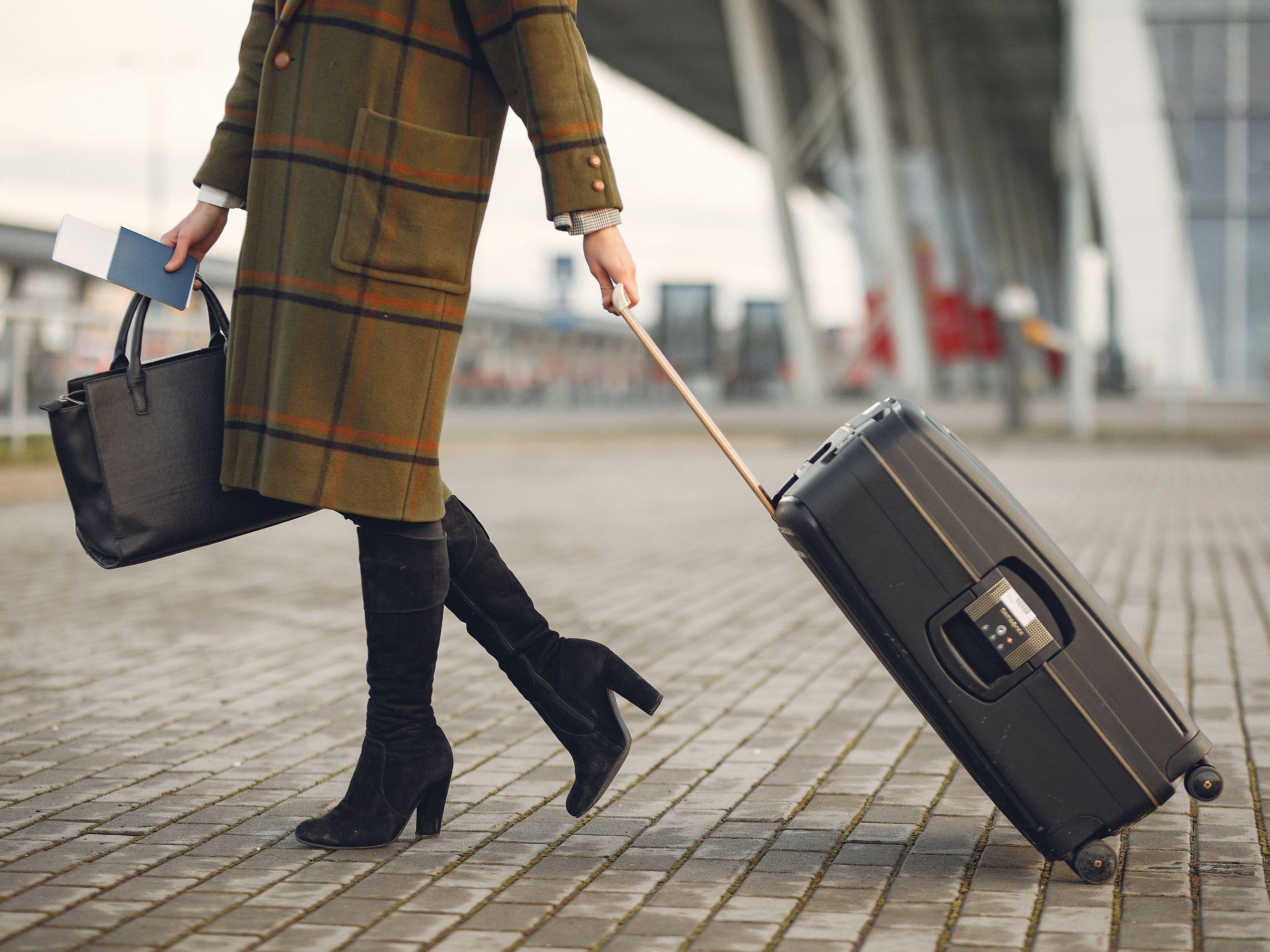 Essentials que no pueden faltar ⁢en tu maleta de avión